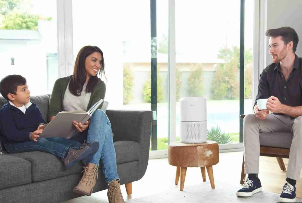 Detalhe do Levoit Core 300S Pro e da aplicação VeSync